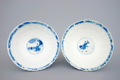 Une paire de bols en porcelaine de Chine bleu et blanc moul&eacute;s en forme de lotus, Kangxi