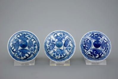 Une garniture de 5 pi&egrave;ces en porcelaine de Chine bleu et blanc, Kangxi