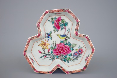 Un ensemble de 3 aigui&egrave;res sur pr&eacute;sentoir en porcelaine de Chine famille rose, Yongzheng, 1723-1735