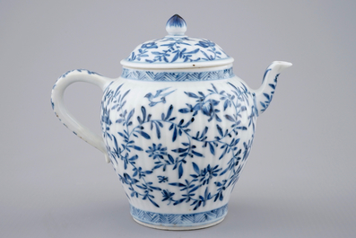 Een kleine Chinese blauw-witte theepot met deksel, Kangxi