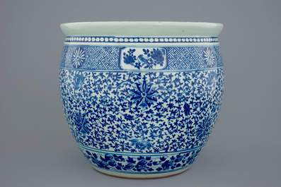 Een Chinese blauw-witte viskom met decor van lotus scrolls, 19e eeuw