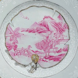 Een set van vier Chinese borden met bianco sopra bianco decor, Qianlong, 18e eeuw