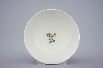 A Chinese ruby ground bowl with floral reserves in Yongzheng style, 18/19th C.