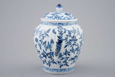Een kleine Chinese blauw-witte theepot met deksel, Kangxi