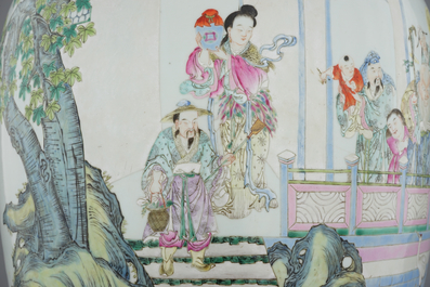 A very tall and fine Chinese famille rose vase, 18/19th C.