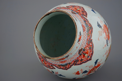 A large Chinese Imari style vase and cover, 17/18th C.