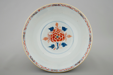 A Chinese Imari-style bowl with floral design, Kangxi