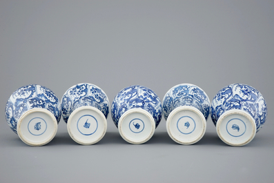 Une garniture de 5 pi&egrave;ces en porcelaine de Chine bleu et blanc, Kangxi