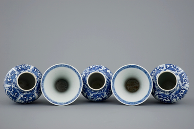 Une garniture de 5 pi&egrave;ces en porcelaine de Chine bleu et blanc, Kangxi