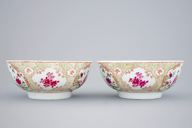 Une paire de bols en porcelaine de Chine famille rose, Qianlong, 18&egrave;me