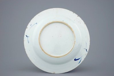 Deux plats ovales et un rond en porcelaine de Chine bleu et blanc, Qianlong