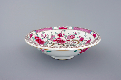 Un grand bol en porcelaine de Chine &agrave; d&eacute;cor de cerfs dans un paysage, Yongzheng, 1723-1735