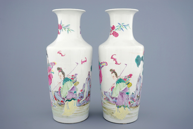 Une paire de vases rouleau en porcelaine de Chine famille rose aux dames et un cerf, Yongzheng, 1723-1735