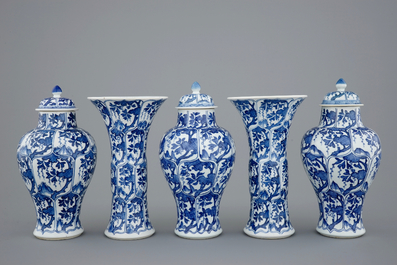 Une garniture de 5 pi&egrave;ces en porcelaine de Chine bleu et blanc, Kangxi
