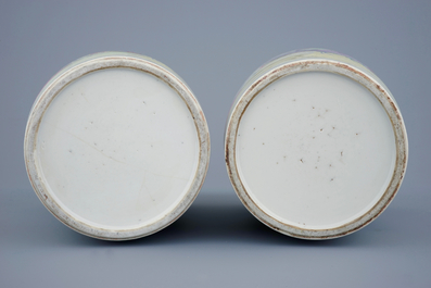 Une paire de vases rouleau en porcelaine de Chine famille rose aux dames et un cerf, Yongzheng, 1723-1735