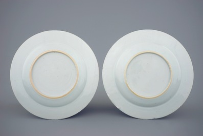 Een set van vier Chinese borden met bianco sopra bianco decor, Qianlong, 18e eeuw
