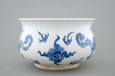 Een Chinese blauw-witte wierookbrander met vechtende draken, Kangxi