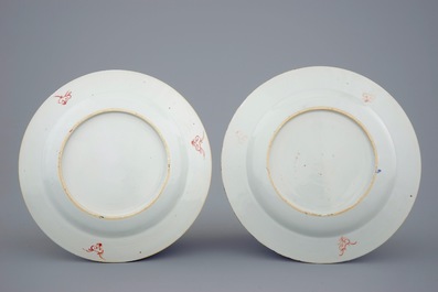 Une paire d'assiettes en porcelaine de Chine famille rose "Romance de la Chambre Occidentale", Yongzheng