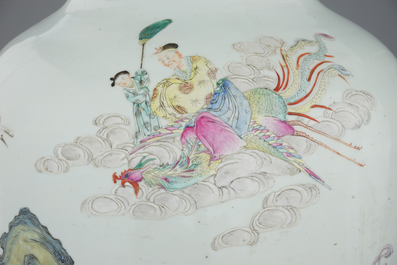 A very tall and fine Chinese famille rose vase, 18/19th C.