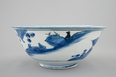 Een Chinese blauw-witte kom met landschapsdecor rondom, Ming Dynastie