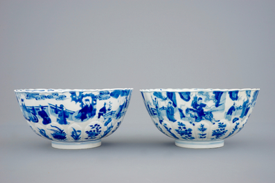 Une paire de bols en porcelaine de Chine bleu et blanc moul&eacute;s en forme de lotus, Kangxi