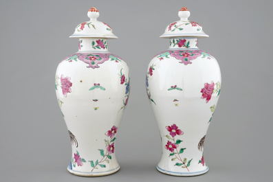 A pair of Chinese famille rose rooster vases and covers, 18/19th C.