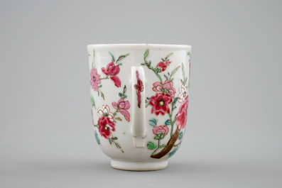 Une tasse et soucoupe en porcelaine de Chine &agrave; d&eacute;cor de cerfs, Yongzheng/Qianlong