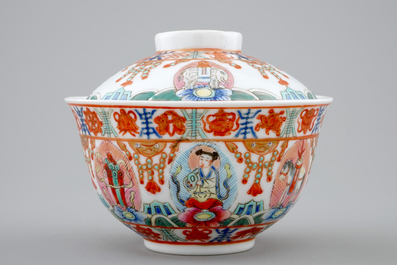 Un bol &agrave; chauffer et son couvercle en porcelaine de Chine Bencharong pour le march&eacute; thai, 19/20&egrave;me