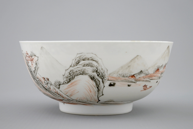 A Chinese grisaille and gilt landscape bowl, Yongzheng, 1723-1735