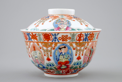 Un bol &agrave; chauffer et son couvercle en porcelaine de Chine Bencharong pour le march&eacute; thai, 19/20&egrave;me