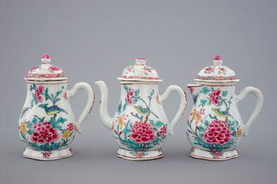 Un ensemble de 3 aigui&egrave;res sur pr&eacute;sentoir en porcelaine de Chine famille rose, Yongzheng, 1723-1735