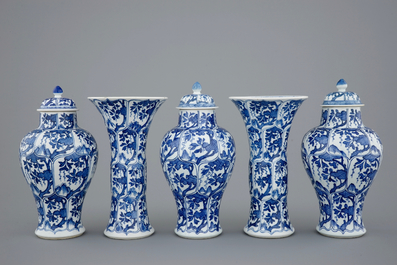 Une garniture de 5 pi&egrave;ces en porcelaine de Chine bleu et blanc, Kangxi