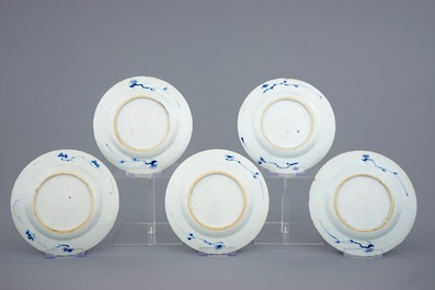 Een set van vijf Chinese blauw-witte borden met karpers, Kangxi