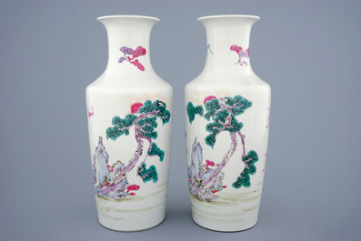 Une paire de vases rouleau en porcelaine de Chine famille rose aux dames et un cerf, Yongzheng, 1723-1735