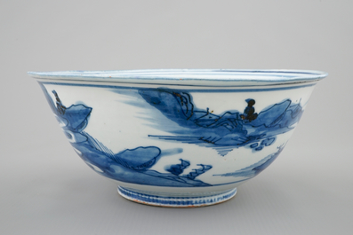 Een Chinese blauw-witte kom met landschapsdecor rondom, Ming Dynastie