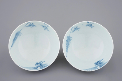 Een paar Chinese blauw-witte "phoenix over de rand" kommen, Yongzheng merk en mog. periode