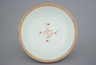A large Chinese famille rose monogrammed bowl with decorated base, Qianlong, 18th C.
