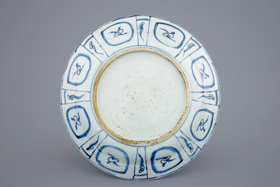 Un plat au vase fleuri en porcelaine de Chine bleu et blanc de type Kraak, Wanli, 1573-1619