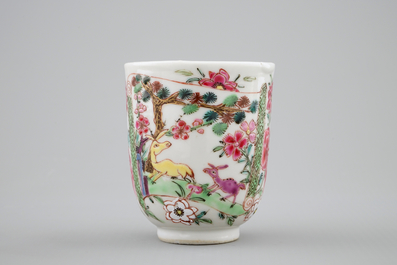 Une tasse et soucoupe en porcelaine de Chine &agrave; d&eacute;cor de cerfs, Yongzheng/Qianlong