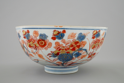 A Chinese Imari-style bowl with floral design, Kangxi