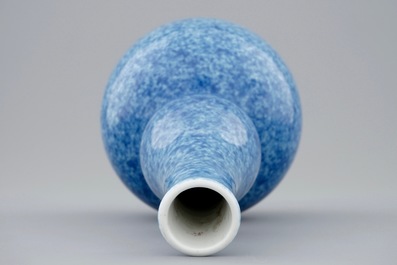 A Chinese monochrome powder blue double gourd vase, 18/19th C.