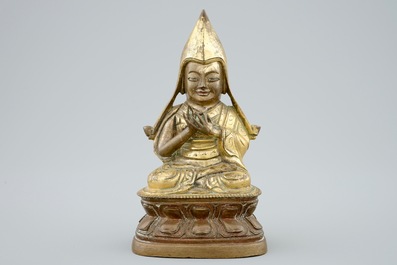 Une figure d'un Lama assis sur un double tr&ocirc;ne de lotus en bronze dor&eacute; sino-tibetan, 19&egrave;me
