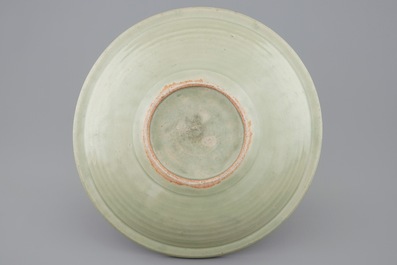 Un plat en c&eacute;ladon de Longquan &agrave; d&eacute;cor incis&eacute; de lotus, Chine, Dynastie Ming, 15&egrave;me