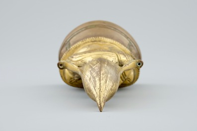 Une figure d'un Lama assis sur un double tr&ocirc;ne de lotus en bronze dor&eacute; sino-tibetan, 19&egrave;me