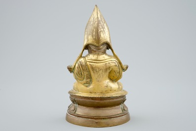 Une figure d'un Lama assis sur un double tr&ocirc;ne de lotus en bronze dor&eacute; sino-tibetan, 19&egrave;me