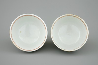 Een paar Chinese koppen en schotels met kersenplukkers, Qianlong, 18e eeuw