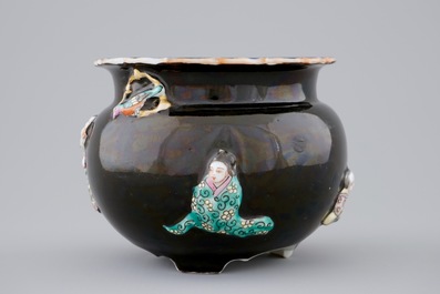 A Chinese famille rose on black-ground moulded censer, 19/20th C.