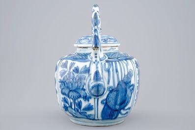 Un pot &agrave; vin en porcelaine de Chine bleu et blanc de type Kraak, Wanli, 1573-1619