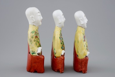 Een set van drie Chinese porseleinen geknielde jongens, 19e eeuw