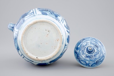 Un pot &agrave; vin en porcelaine de Chine bleu et blanc de type Kraak, Wanli, 1573-1619